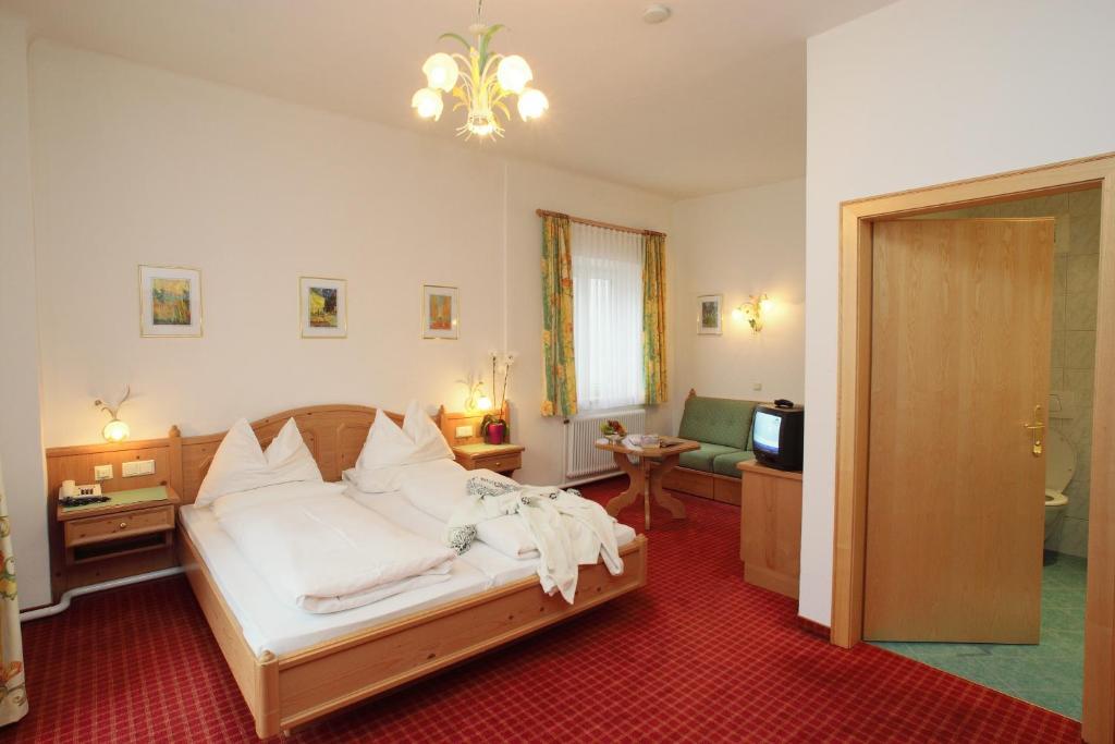 Alpenparks Hotel & Apartment Central Zell Am See Room photo